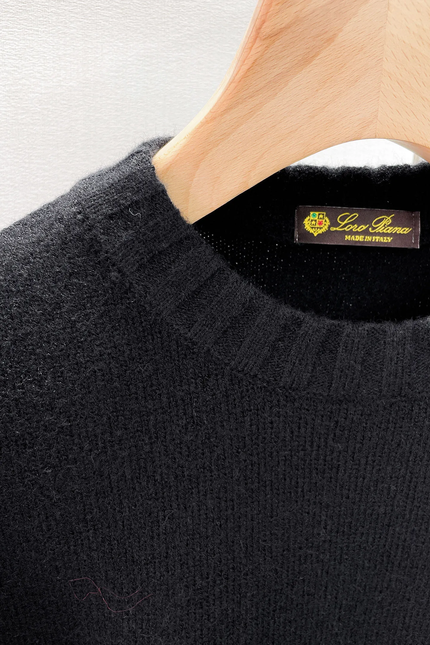 LP's new autumn and winter low-key luxury sweater, a trendy gentleman's round neck Premium sweater. Wool yarn blending. Only double-layer yarn can produce such a premium effect. It is a channel product of a trading company. It is a winter star-level item. It is easy to wear and practical. It is an all-purpose basic Versatile style. The texture is excellent. It is skin-friendly and comfortable without scratching. It is a high-end fashion base layer that is extremely comfortable whether worn alone or layered. It has an excellent texture for close-fitting wear. Demonstrate high-end and invincible fashion! Slim-fitting but not tight, with high elasticity on all sides, it is definitely a very comfortable upper body experience. It is a must-have item for winter wear! The wiring is neat and delicate, the details are exquisite, and the upper body effect is excellent. There is no age limit, and it is the best product on the Internet! Size: S M L